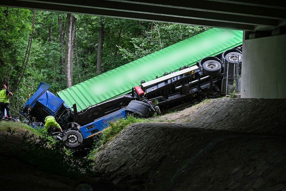 Die Bergung des Lkw könnte sich noch in die späten Abendstunden ziehen.