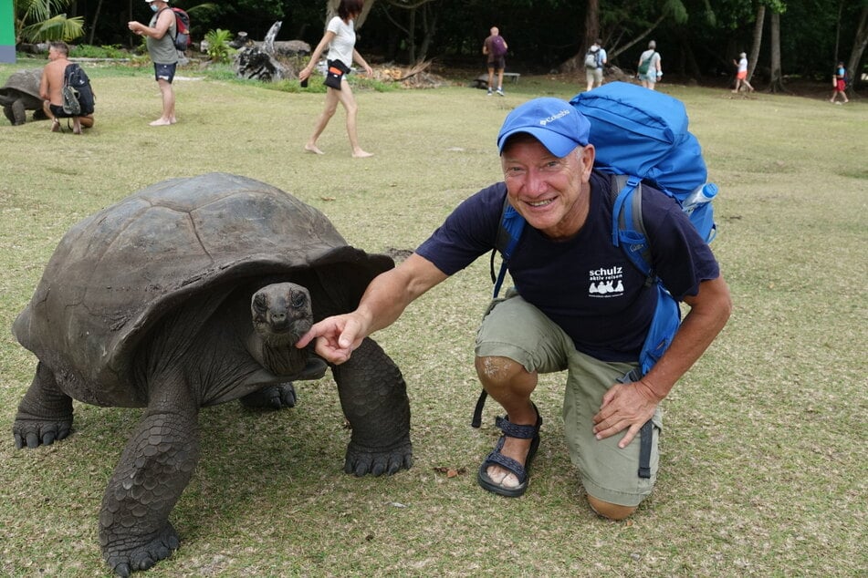 Bereiste schon viele Länder: Frank Schulz krault auf den Seychellen 2001 eine Schildkröte.