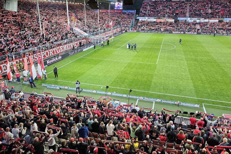 Bei der Energie-Hymne gehen die Schals nach oben.