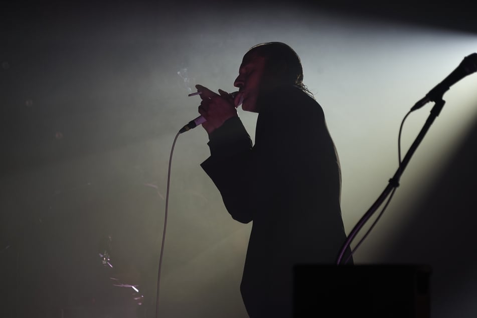 "Ich will Frieden, ich will Krieg/ Ich will alles anders, als es heute aussieht/ Ich will ein Mörder sein, ein Terrorist/ Ich will voller Liebe sein, weil es dasselbe ist", singt Hartmann im Song "Freiheit is ne Hu**".