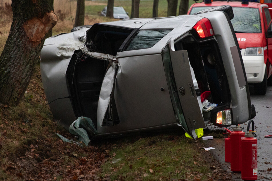 VW-Fahrer knallt gegen Baum und wird schwer verletzt