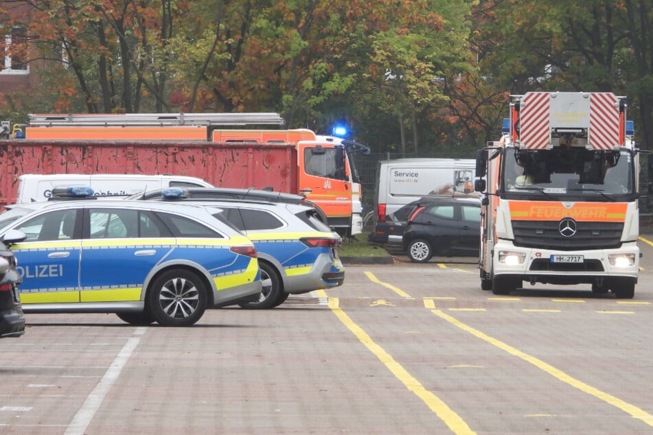 Polizei und Rettungsdienst waren am Mittwochmorgen auf einem Firmengelände in Hamburg im Einsatz.