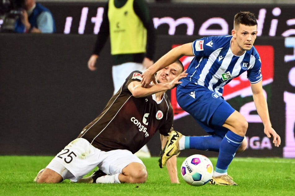 Wenn der FC St. Pauli und der Karlsruher SC am Sonntag aufeinander treffen, kommt es, wie schon vor zwei Jahren, erneut zum Duell zwischen Adam Dzwigala (31, l.) und Marvin Wanitzek (33).