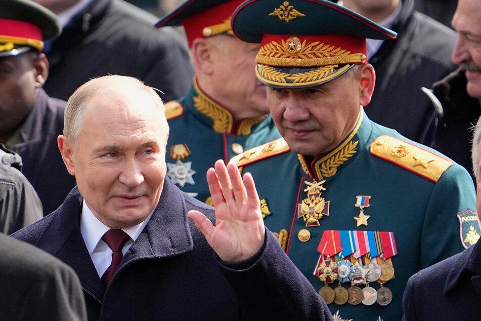 Kremlchef Wladimir Putin (71) hat seinen Verteidigungsminister Sergej Schoigu (rechts hinter ihm im Bild) entlassen.