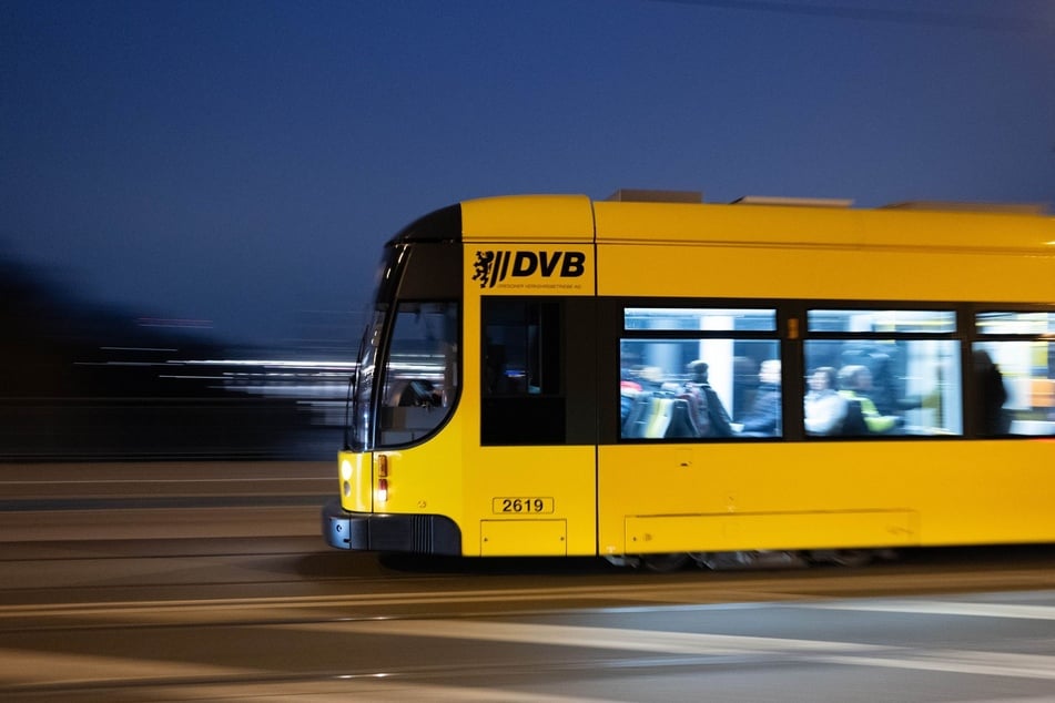 In der Nacht auf Donnerstag wurde ein betrunkener Mann in Dresden von einer Straßenbahn erfasst. (Symbolbild)
