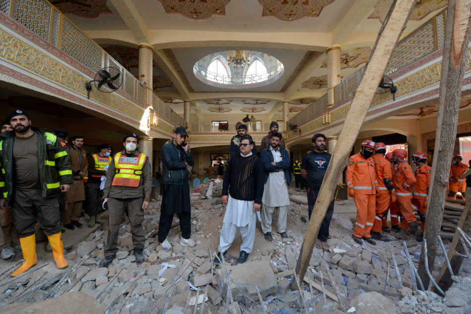 Rettungskräfte beseitigen die Trümmer des Selbstmordattentats und suchen nach Opfern.