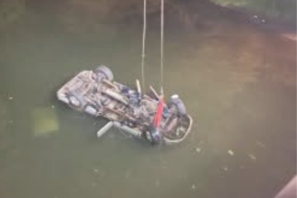 Der Pick-up überschlug sich und blieb kopfüber im Nimishillen Creek liegen.