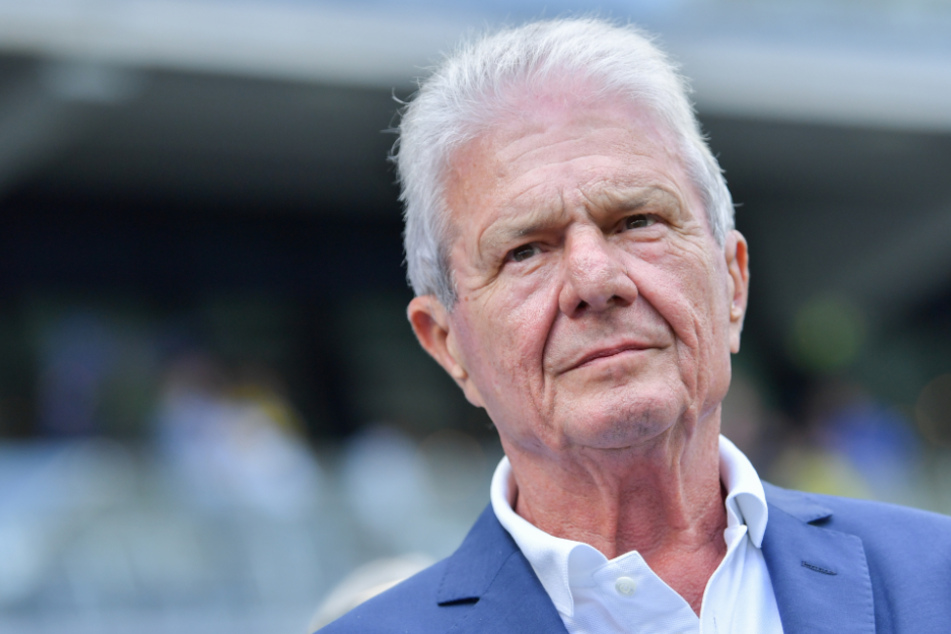 Hoffenheims Mäzen Dietmar Hopp steht im Stadion.