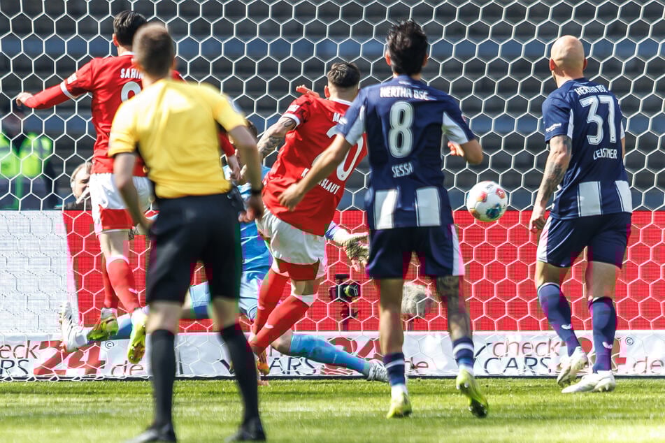 Mergim Berisha trifft Hertha ins Herz.