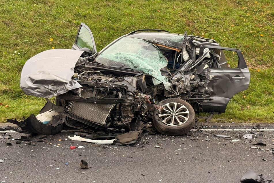 Das Auto wurde bei dem Zusammenstoß komplett zerstört.