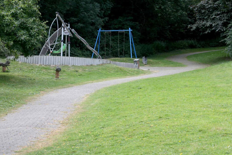 In der Nähe dieses Spielplatzes ist eine junge Frau von einer Gruppe Jugendlicher überfallen und sexuell missbraucht worden.