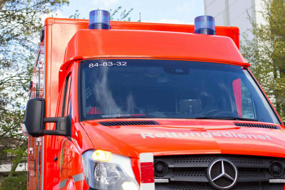 Zwei Personen musste nach dem Unfall mit dem Rettungswagen ins Krankenhaus gebracht werden (Symbolbild).