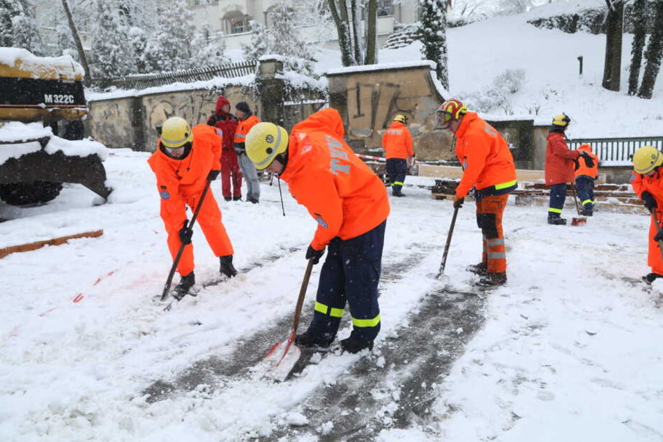 Schneechaos behinderte auch am Sonntag die Arbeiten des THW am Lahmann-Sanatorium.