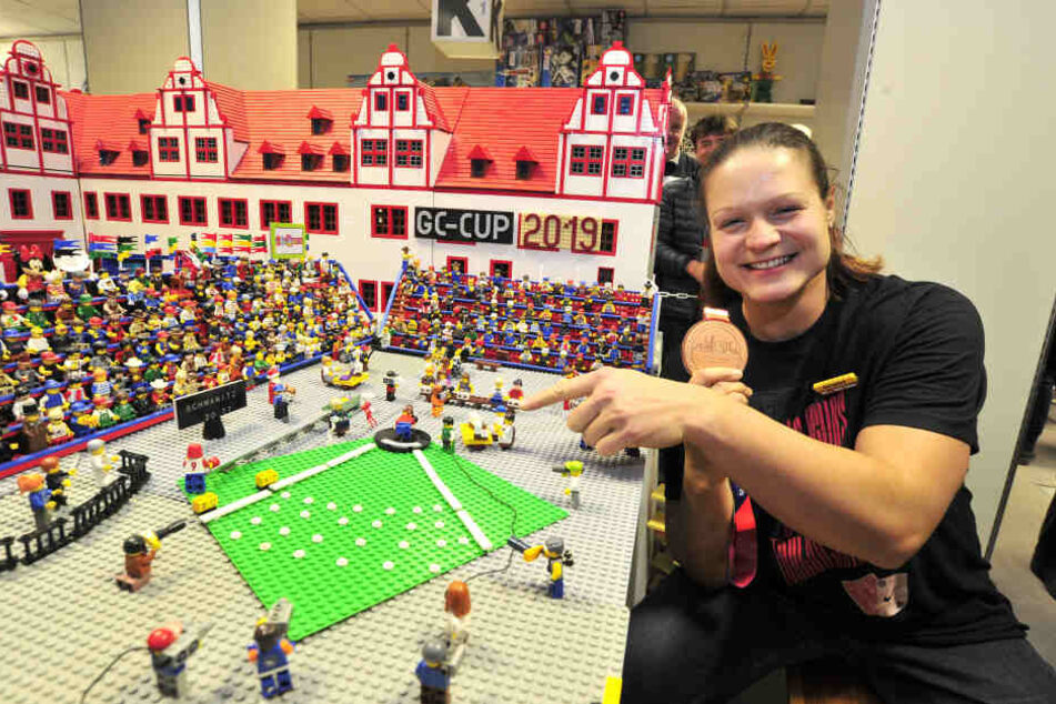 Da steh ich! Weltmeisterin Christina Schwanitz (33) ist von der Kugelstoß-Arena in der Glauchauer Legowelt begeistert.