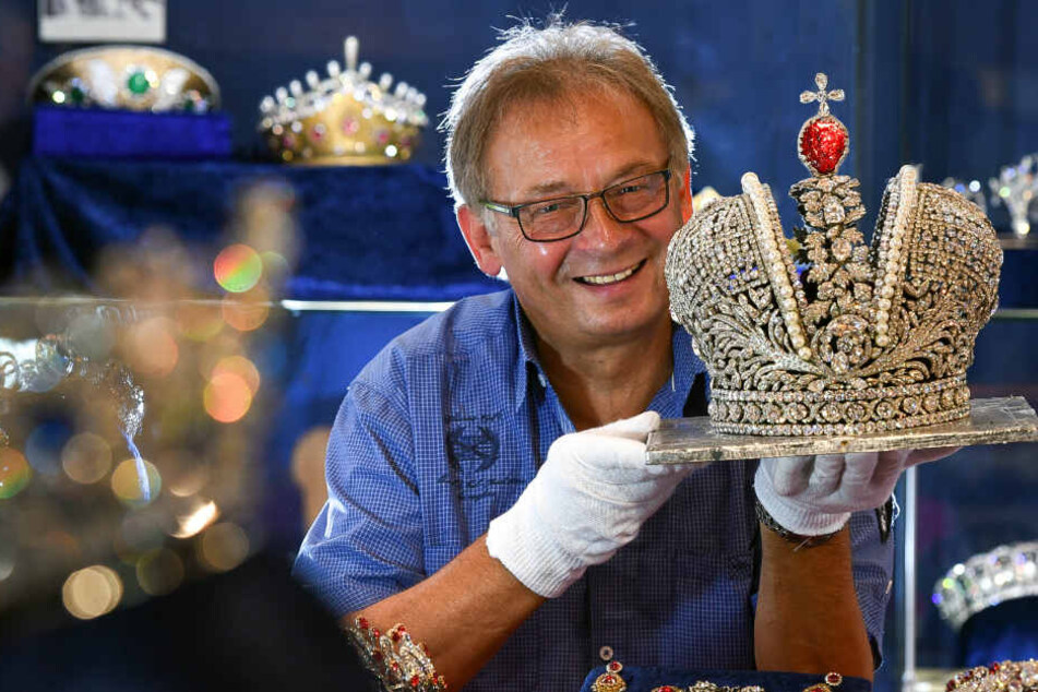 Museumsleiter Jürgen Zabel (60) bereitet die Ausstellung "Die Blutdiamanten derRomanows" vor.