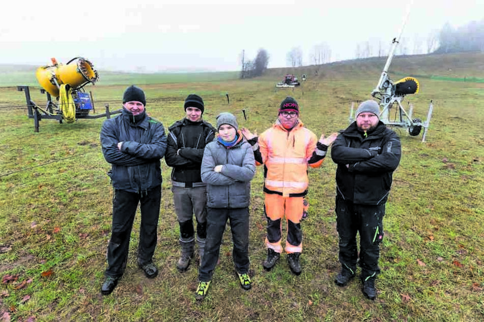 Bis es soweit ist, müssen sich Jens Thierbach (44, v. l.), Tony Bäßler (16), Johann (12) und Tilo Henkelmann (45) sowie Tom Klädke (33) gedulden.