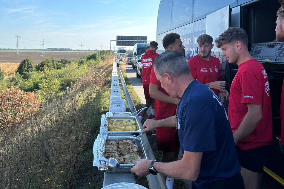 Mit dem Abendessen auf der Leitplanke sorgte der FSV für Schlagzeilen.