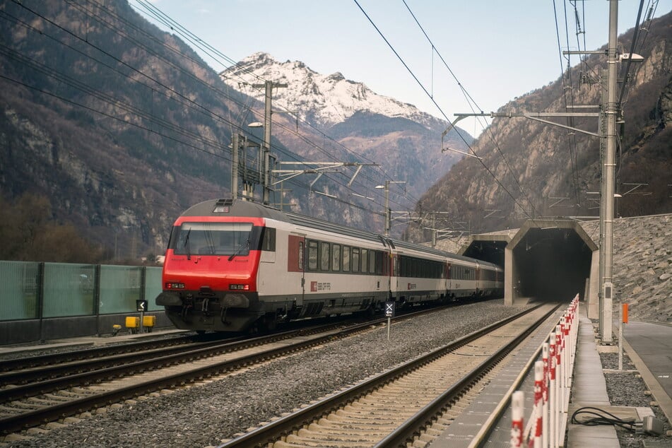 Dieser Zug fährt 57 Kilometer im Gotthard-Basistunnel durch die Schweizer Alpen.