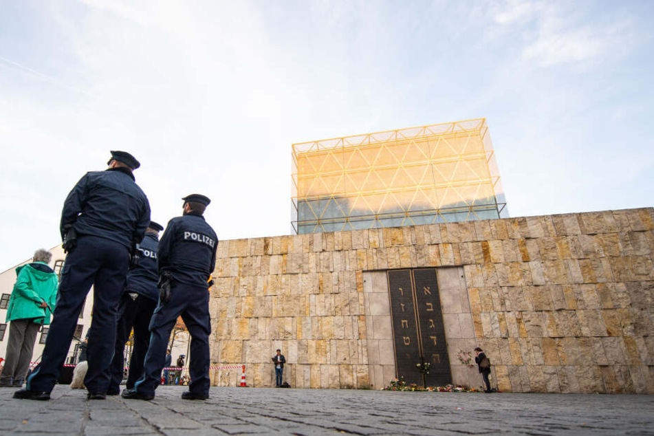 Polizisten stehen nach dem Anschlag in Halle um die Münchener Synagoge. (Archivbild)