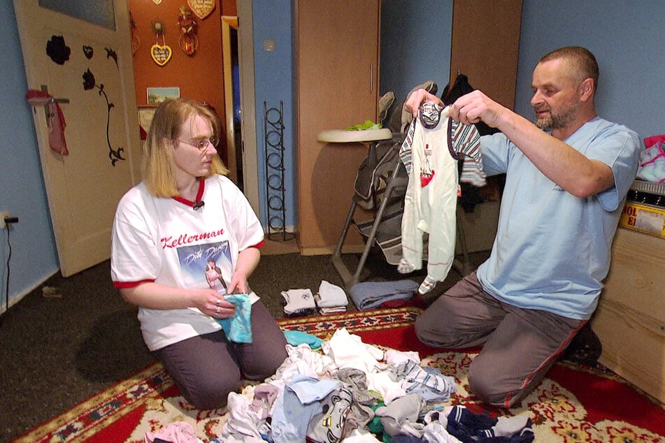 Von ihrem Sohn Josch haben sie noch viele unbenutzte Kleidungsstücke.