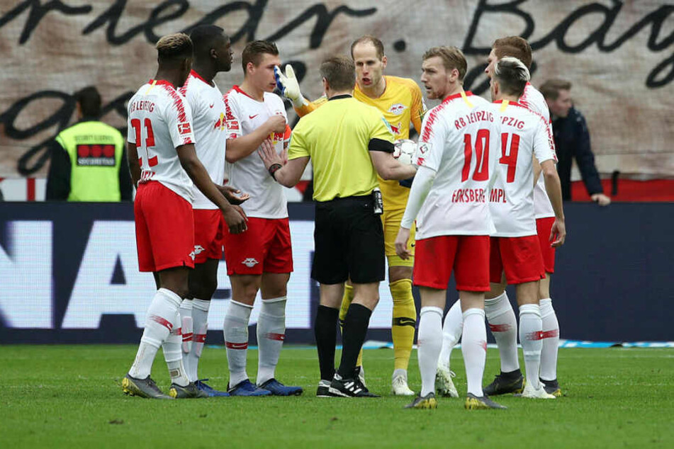 Schon beim Tor zum vermeintlichen 3:1 durch Leverkusen, das nachträglich aberkannt wurde, gab es viel Diskussionsbedarf.