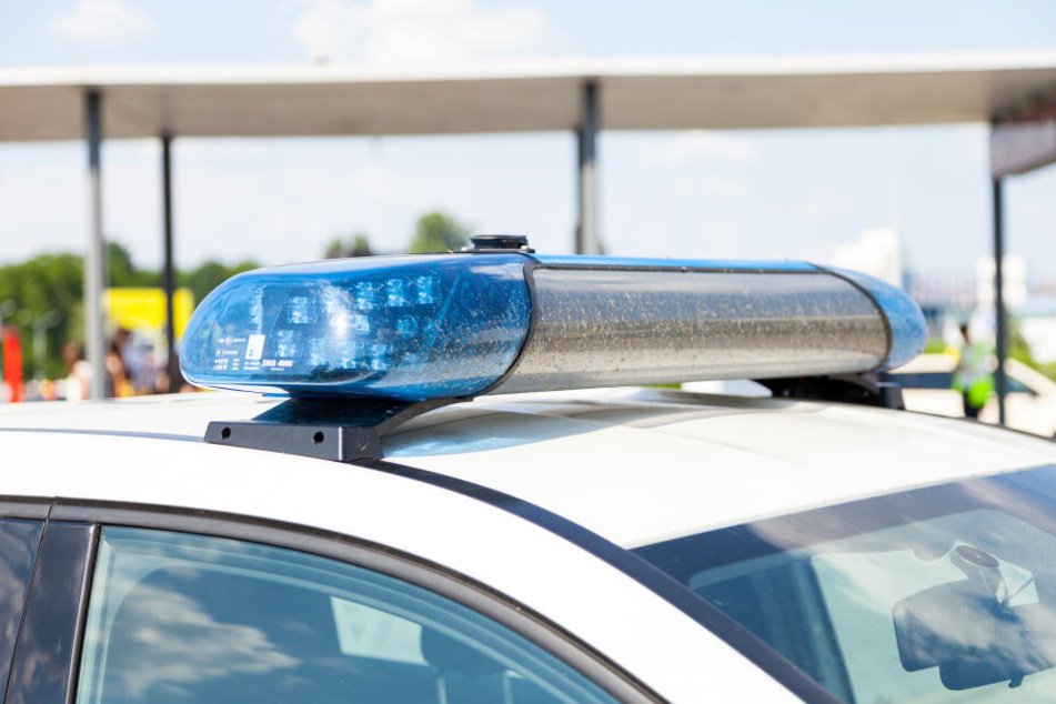 Ein Lkw mit Anhänger kippte auf die Seite und blockiert aktuell die Autobahn. (Symbolbild)