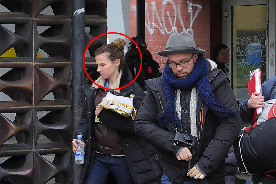 Erwischt! Tatort-Star Karin Hanczewski schnappt in einer Drehpause frische Luft vorm Hochhaus.