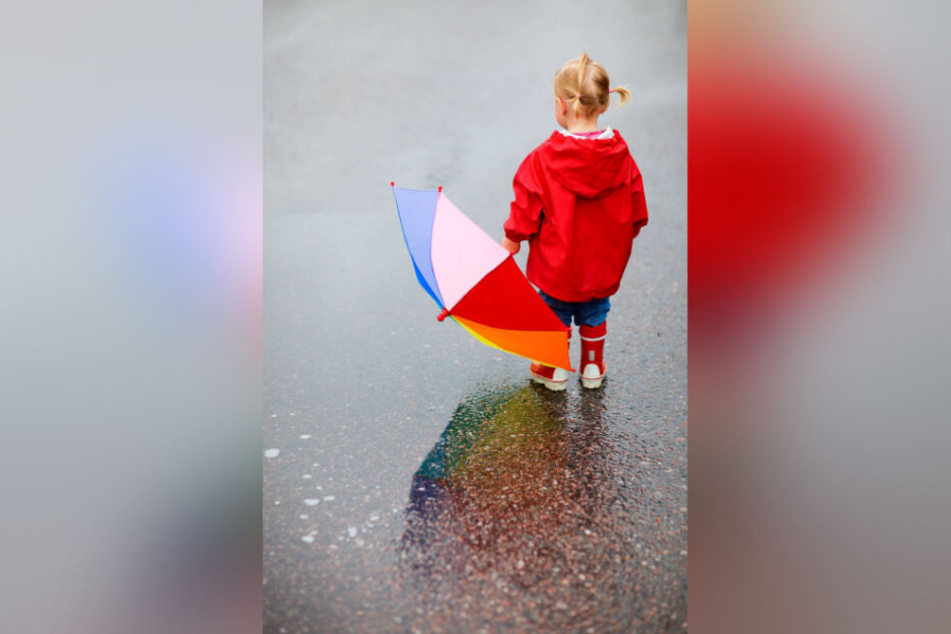 Ruhe vor dem Sturm: Schon bald muss die Kleine den Schirm über ihrem Kopf aufspannen, um trocken zu bleiben.