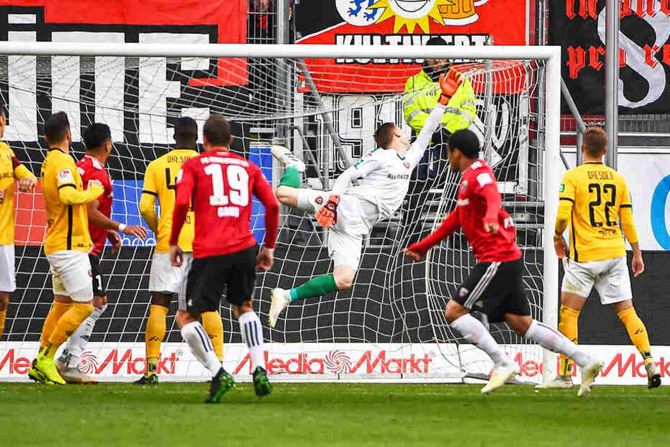 Dynamo-Keeper Markus Schubert streckte sich vergeblich nach dem Freistoßball von Sonny Kittel.
