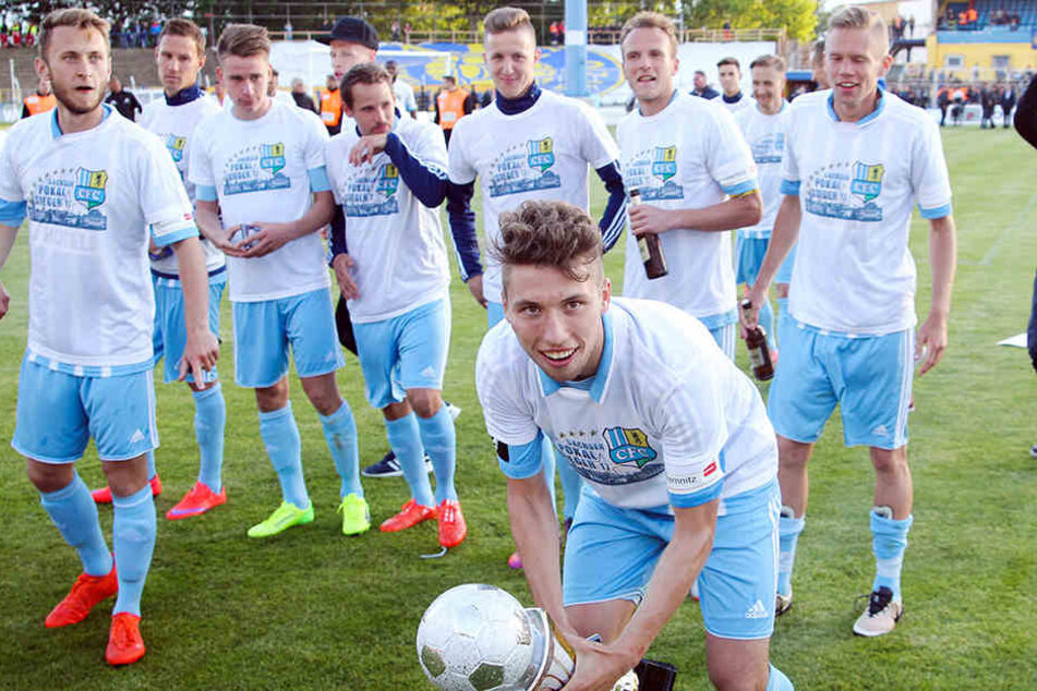 Nur Tom Baumgart, hier mit dem Sachsenpokal, und Danny Breitfelder hätten auch in der Regionalliga beim CFC einen Vertrag.