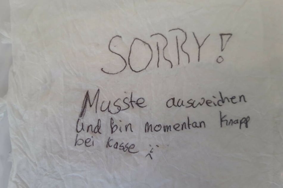 Mit einem Stift hatte der Unbekannte einen Zettel geschrieben und an das Unfall-Auto geheftet.