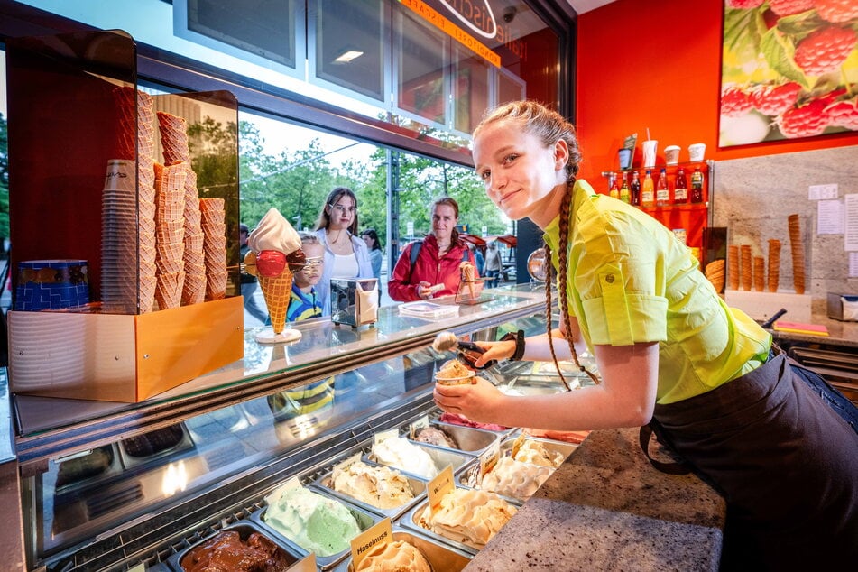 Hermine Locke (18), Mitarbeiterin im Eiscafé Cortina, und die Kunden können ungestört ihr Eis genießen.