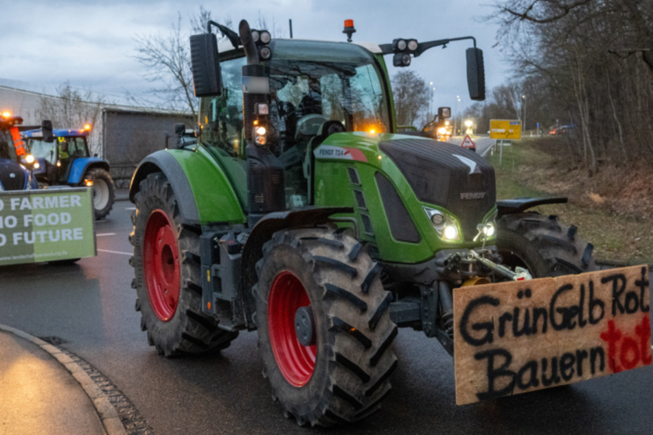 Unzählige Landwirte wollen am Montag den Verkehr im Land mit Traktoren und anderen Fahrzeugen blockieren und damit ihren Protest ausdrücken.