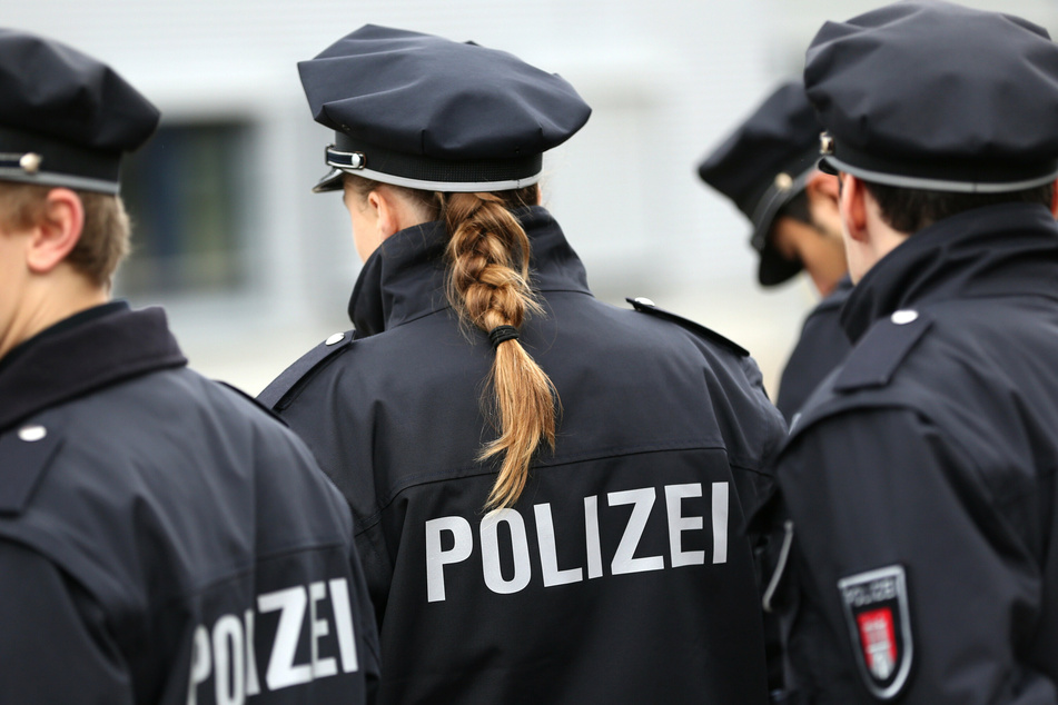 Auszubildende der Polizeischule beobachten einen Einsatz. (Symbolbild)