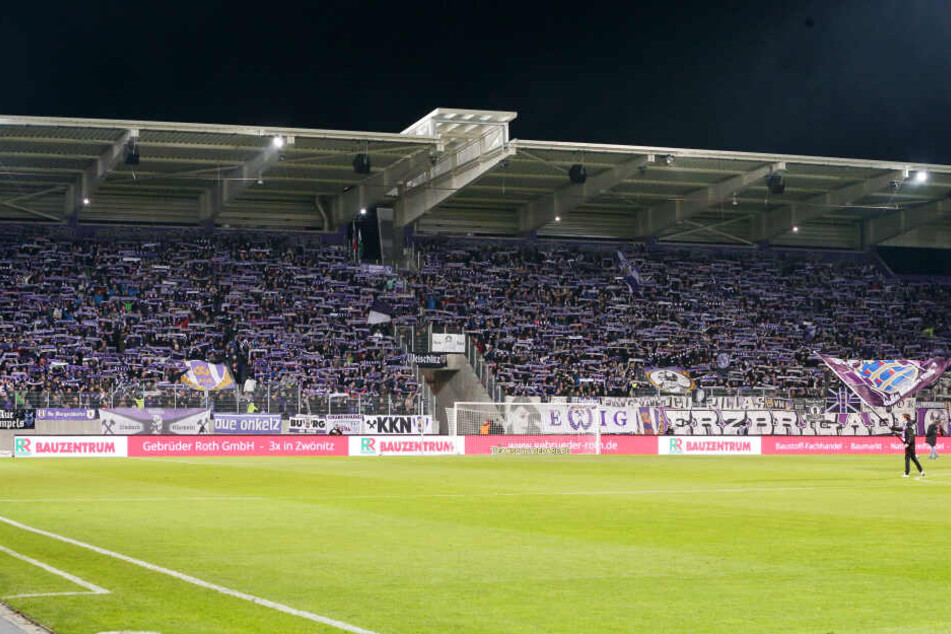 Die Auer Fans sind von den Auftritten ihrer Veilchen begeistert - im Erzgebirge herrscht Fußball-Euphorie.