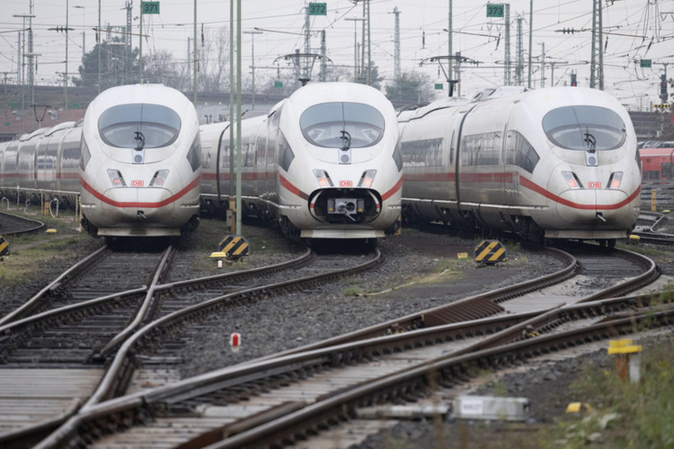 ICE der Bahn stehen auf einem Abstellgleis. Die Gewerkschaft Deutscher Lokomotivführer (GDL) beginnt am Abend einen 24-stündigen Warnstreik.