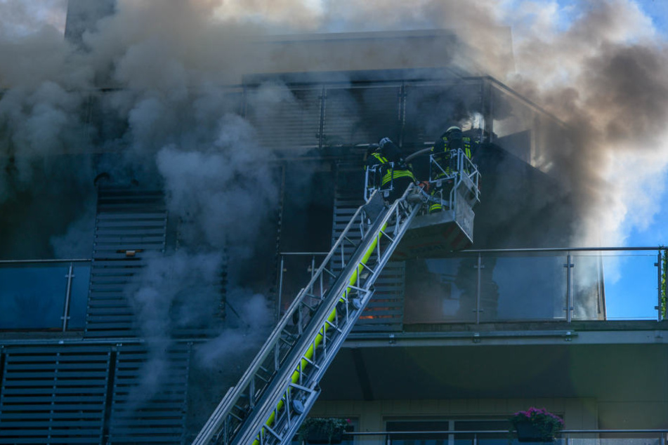 Bei den Löscharbeiten wurde ein Feuerwehrmann leicht verletzt. Er wurde ambulant behandelt und konnte das Krankenhaus bereits verlassen.