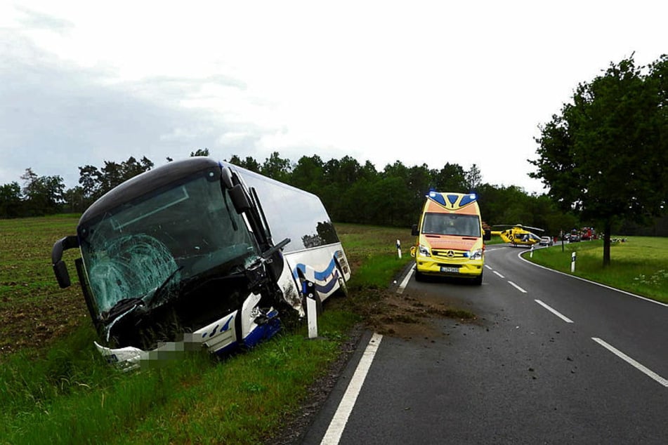 Nach dem Unfall rollte der Bus noch gut 100 Meter weiter und rutschte dann in den Graben.