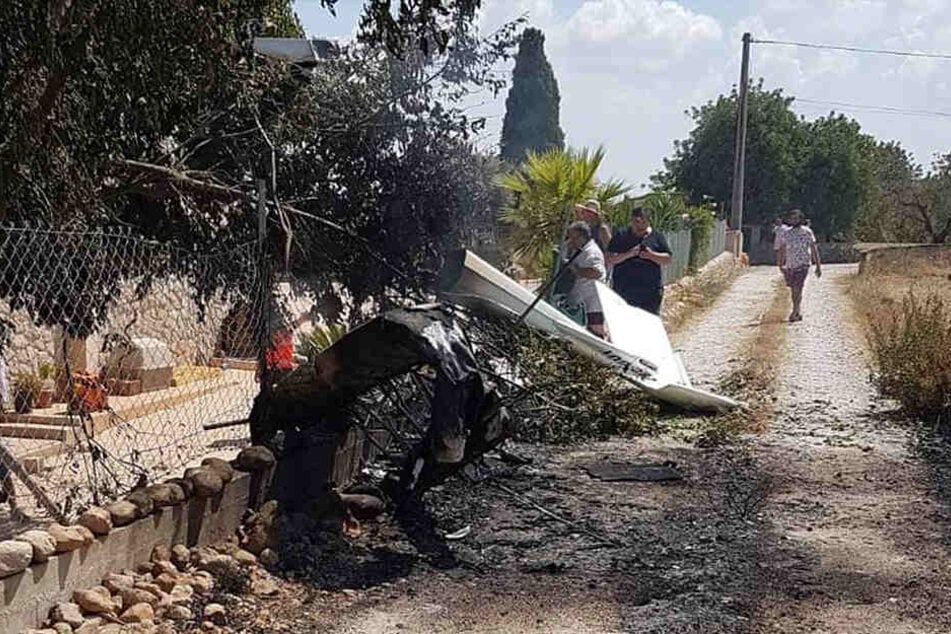 Beim Zusammenstoß eines Hubschraubers mit einem Kleinflugzeug auf der spanischen Urlaubsinsel Mallorca sind am Sonntag sieben Menschen ums Leben gekommen