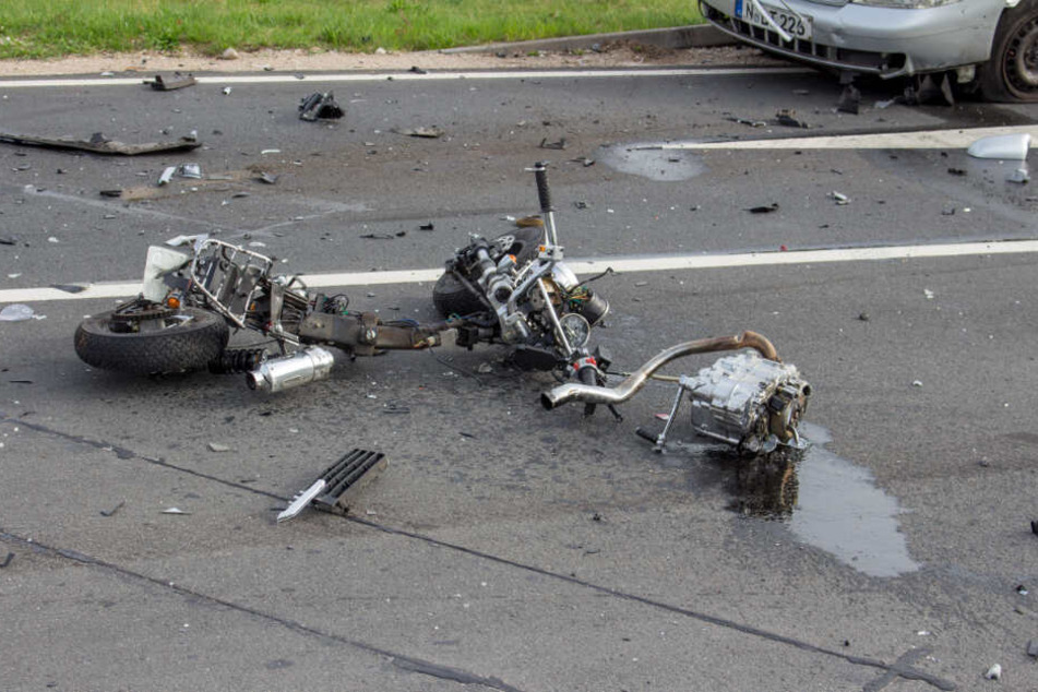 Der Mopedfahrer erlitt bei dem schrecklichen Unfall tödliche Verletzungen.