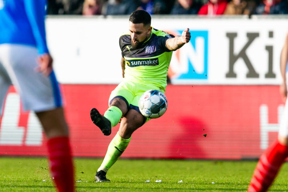 Marcos Alvarez erzielte in der laufenden Zweitliga-Saison neun Tore in 18 Spielen für den VfL Osnabrück. Hier trifft er am 7. Dezember 2019 gegen Holstein Kiel per Freistoß.