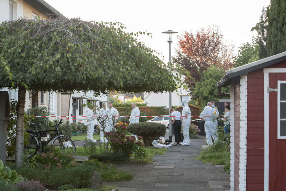 Zahlreiche Beamte waren bis zum Abend in Pulheim vor Ort.