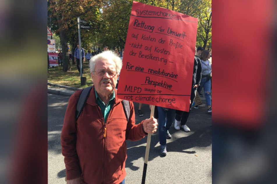 Auch er demonstriert für eine bessere Welt: Till Scheller, 85 Jahre alt.
