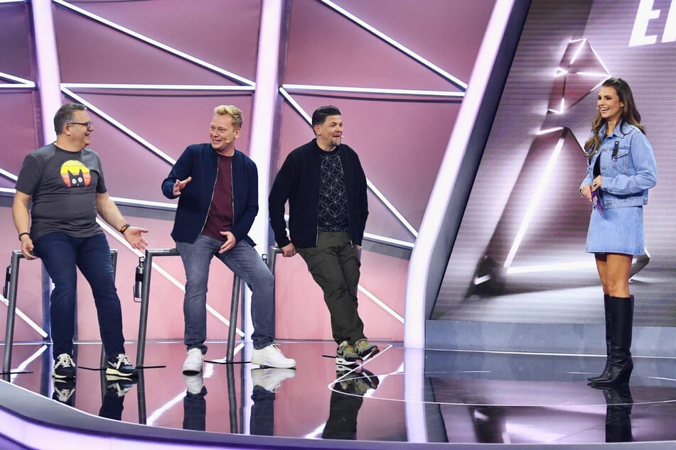 Als Moderatorin der neuen RTL-Gameshow "Drei gegen Einen - Die Show der Champions" wird Laura Wontorra (35) mit Elton (52), "Knossi" (37) und Tim Mälzer (53) vor der Kamera stehen.