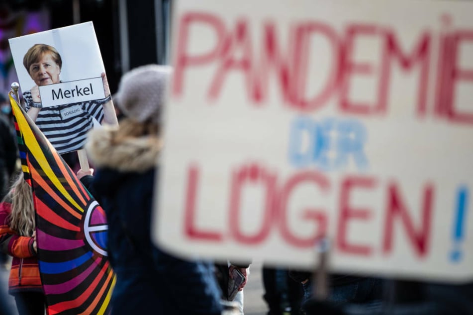 Nach einer brisanten Gefahrenprognose wurde die Anti-Corona-Demo in Schweinfurt noch in der nacht auf Samstag kurzfristig abgesagt (Symbolbild).