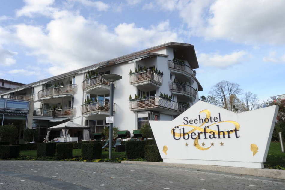 Der Guide Michelin hat das Restaurant Überfahrt in Rottach-Egern am Tegernsee unter der Leitung von Koch Christian Jürgens mit drei Sternen bedacht. (Archivbild)