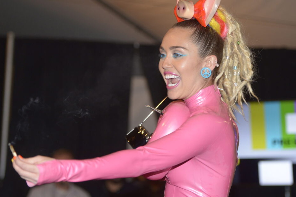 "Frauen müssen nicht lesbisch sein!": Miley Cyrus sorgt für Shitstorm