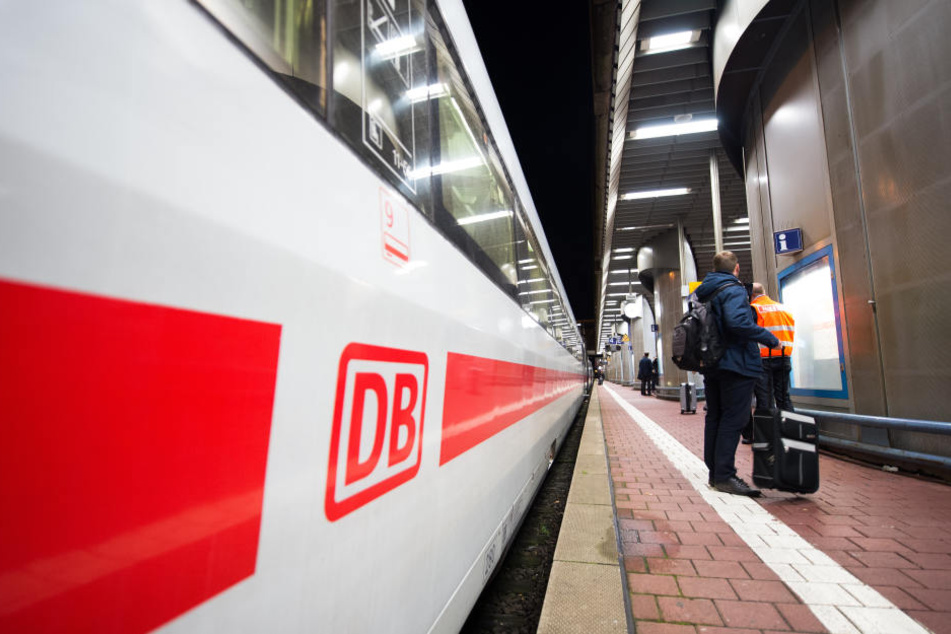 Ein ICE hätte den Mann in Aachen fast überfahren (Symbolbild).