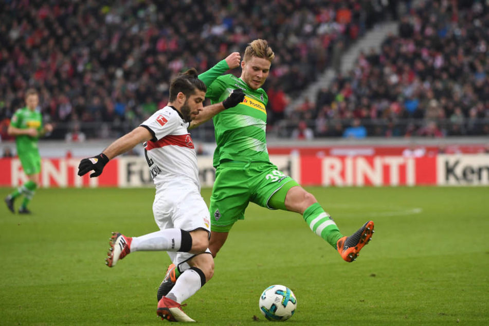 Emiliano Insua (l.) vom VfB im Zweikampf mit Mönchengladbachs Nico Elvedi.