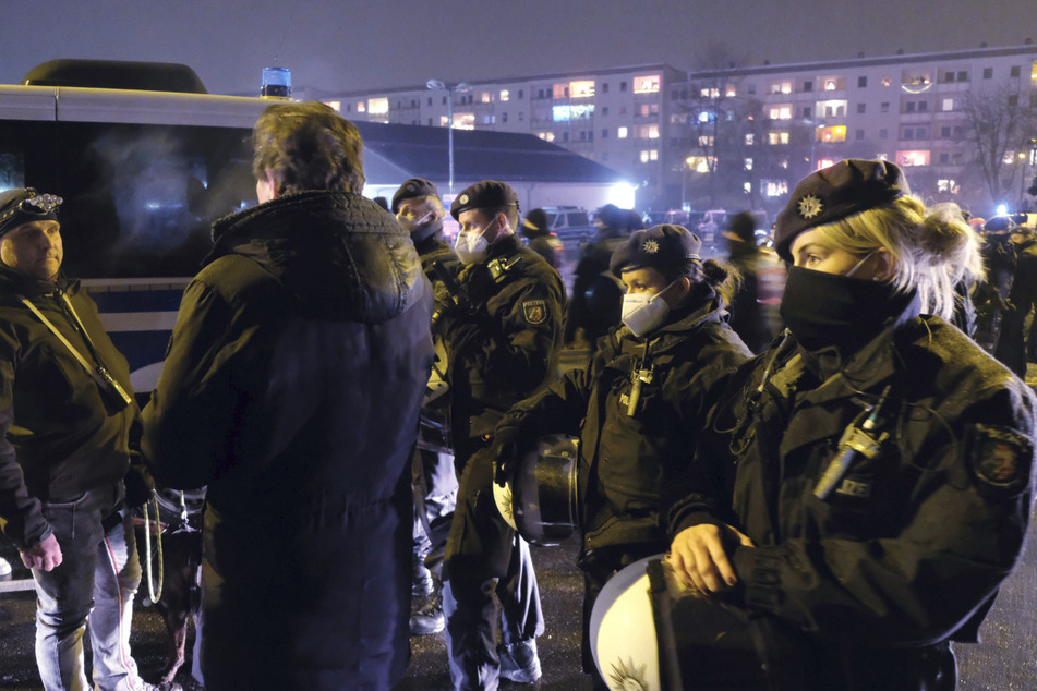 Mehrere Demonstrationen mussten die Polizisten im Auge behalten. Hier waren Beamte in Freiberg im Einsatz.